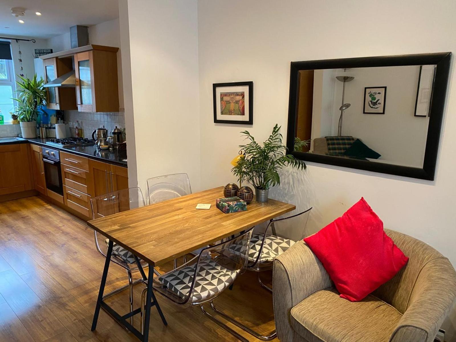 True Colours Apartment In Central Location 班戈北爱尔兰 外观 照片