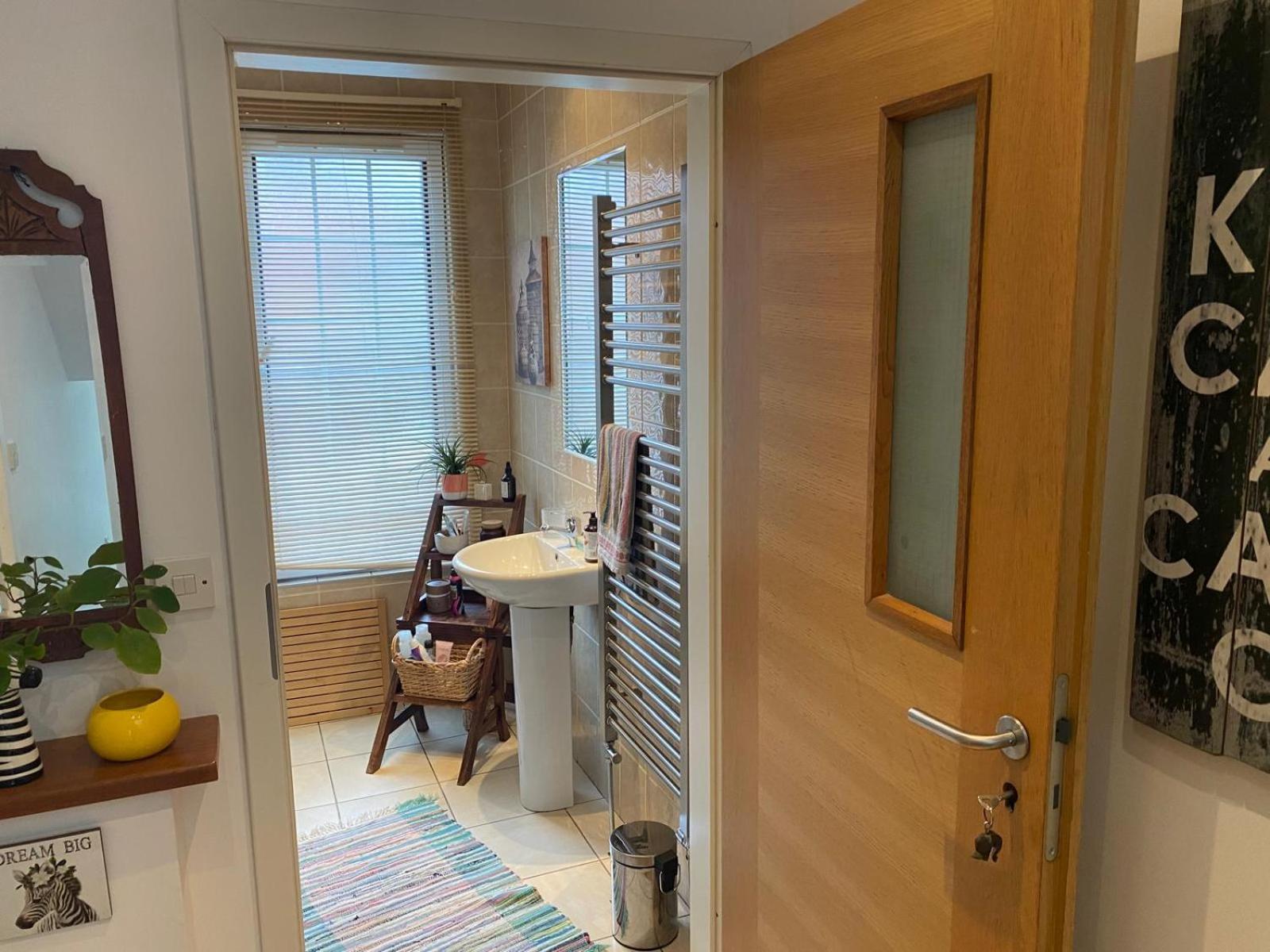 True Colours Apartment In Central Location 班戈北爱尔兰 外观 照片